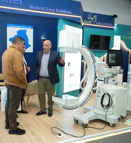 Stand d'imagerie médicale avec un arceau de radiologie