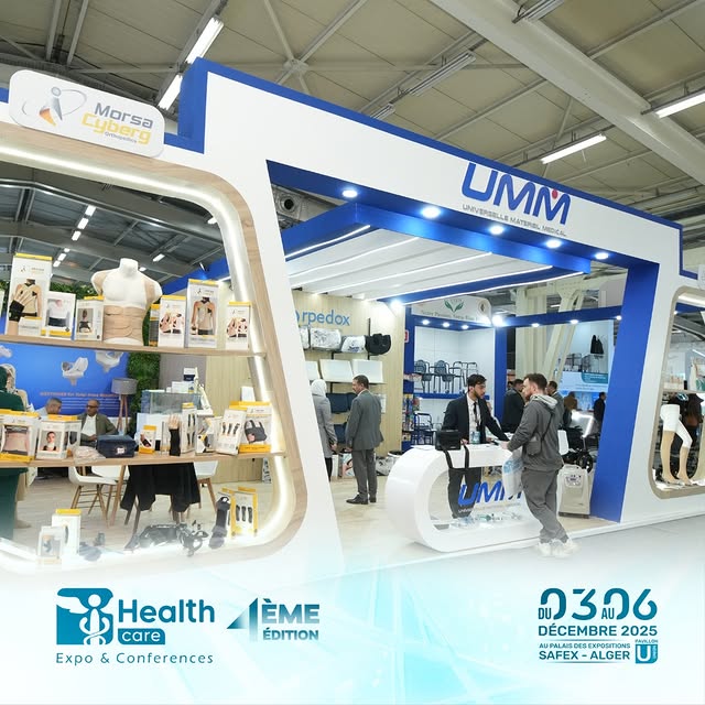 Grand stand d'exposant aux formes arrondies, avec ses visiteurs